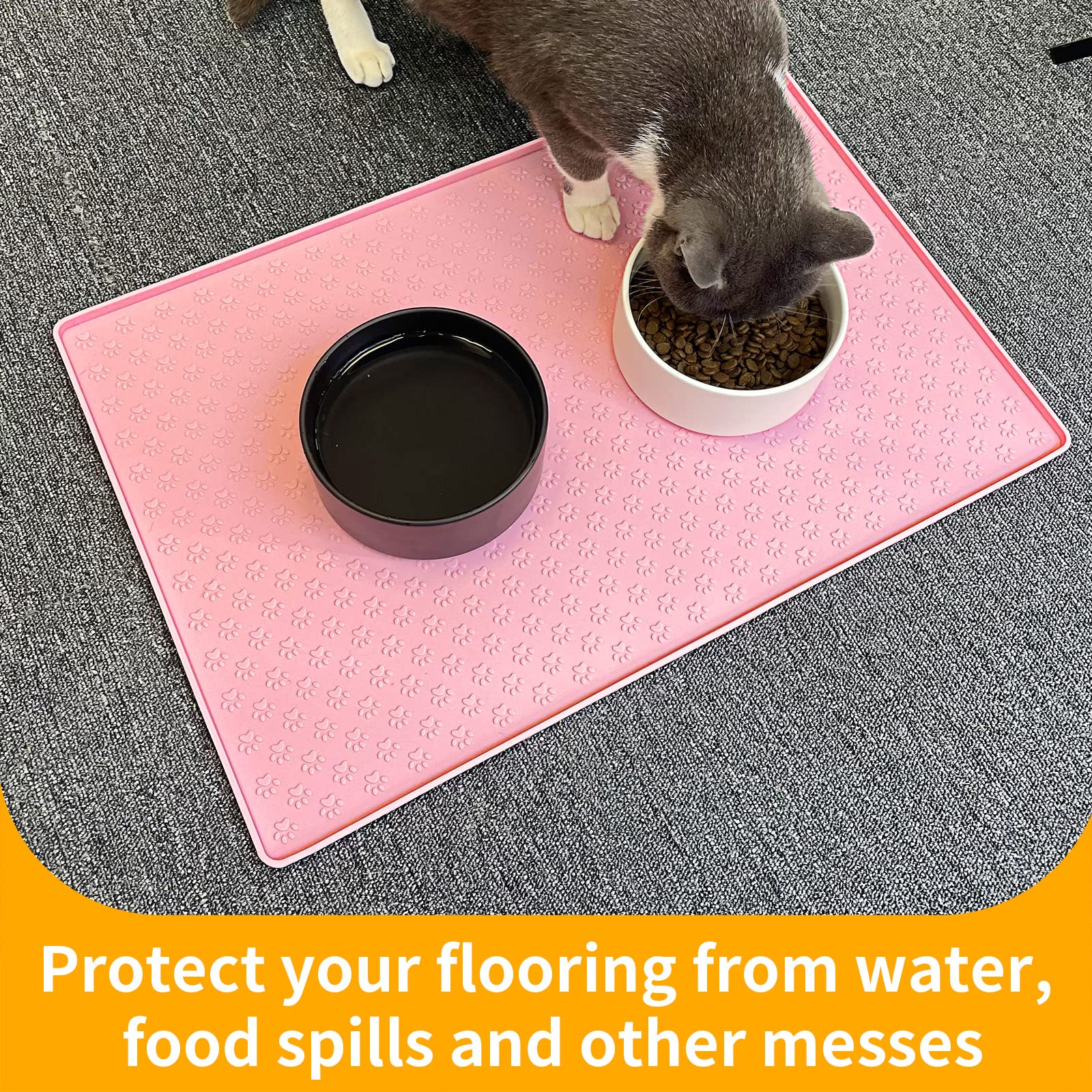 Nettoyage facile du tapis PTlom rose après les repas avec une brosse ordinaire.