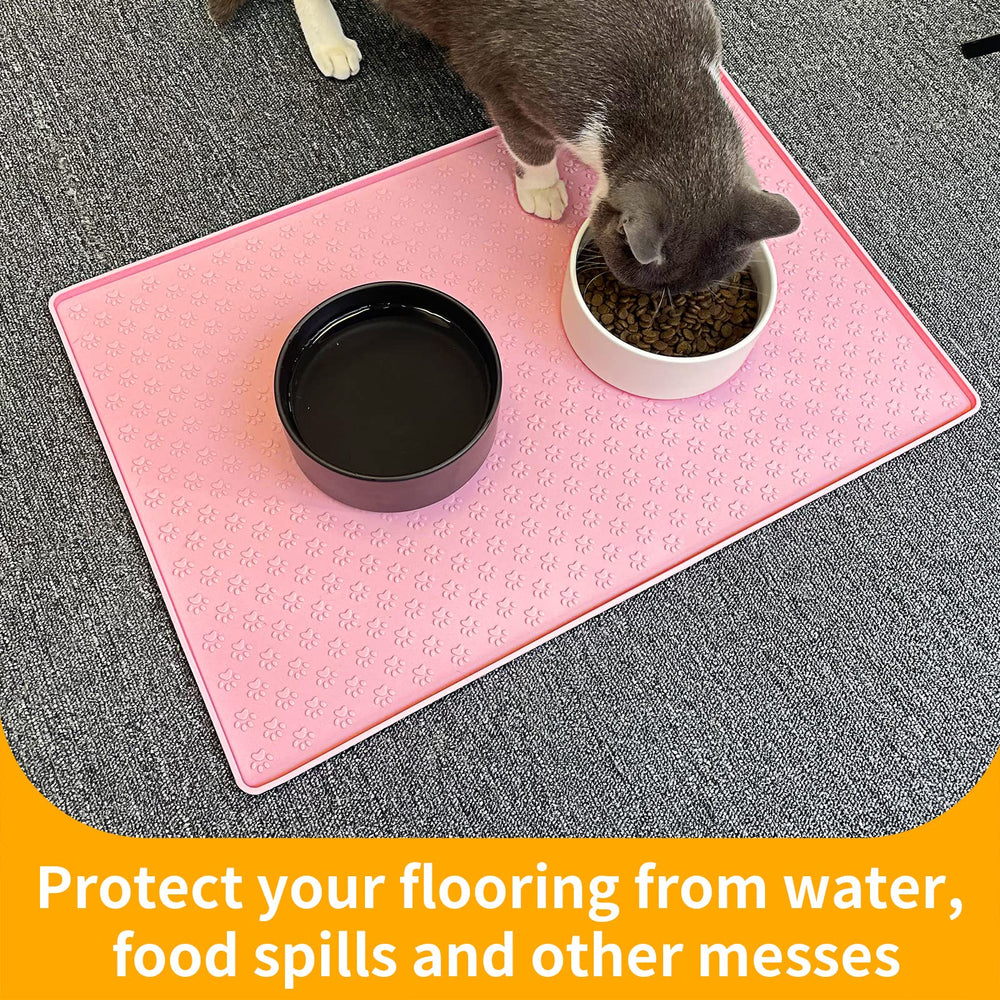 Nettoyage facile du tapis PTlom rose après les repas avec une brosse ordinaire.