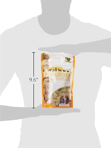 Perro disfruta PureBites de hígado de pato secado como snack.