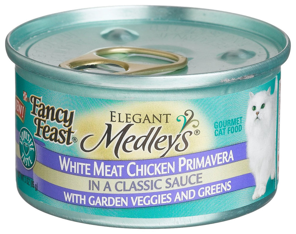 Purina Fancy Feast Medleys: mezcla de tomate, zanahoria y espinacas en un platillo colorido.
