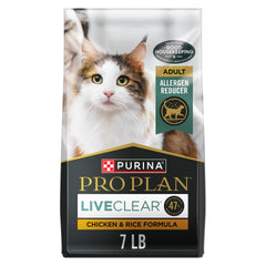 Purina Pro Plan LIVECLEAR: gato comiendo croquetas crujientes para soporte muscular.