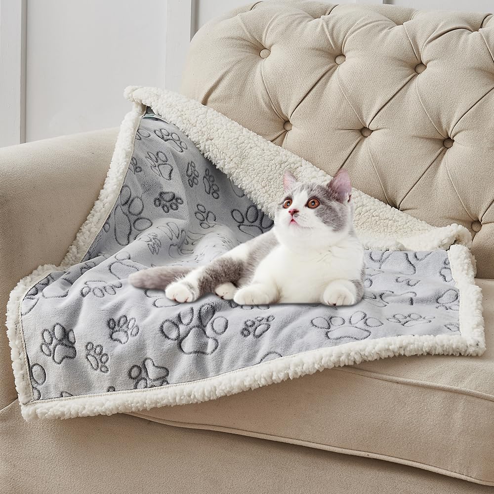 Manta Qeils doble cara sherpa y peluche gris para calor suave.