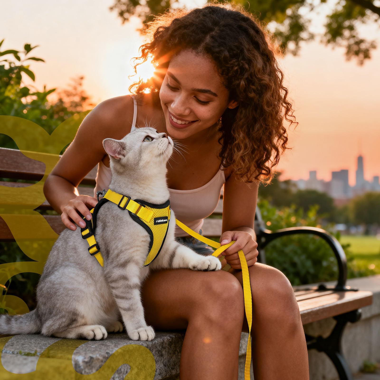 Rabbitgoo arnés talla S en amarillo para gatos pequeños.