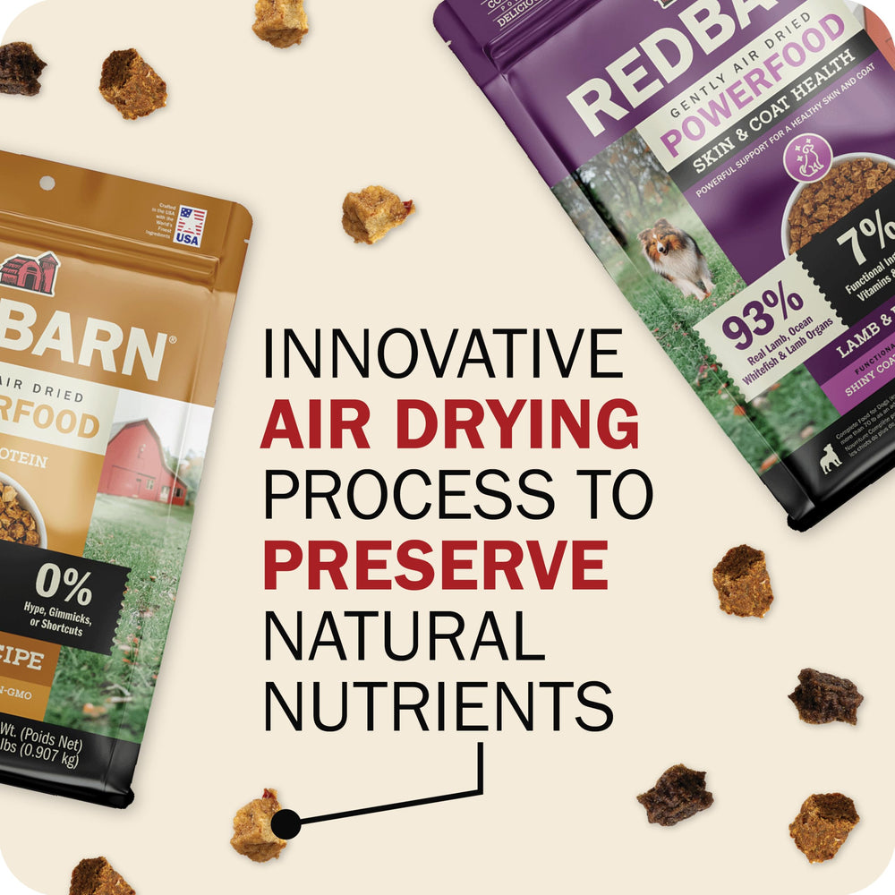 Perro feliz disfruta Powerfood Redbarn y su sabor.