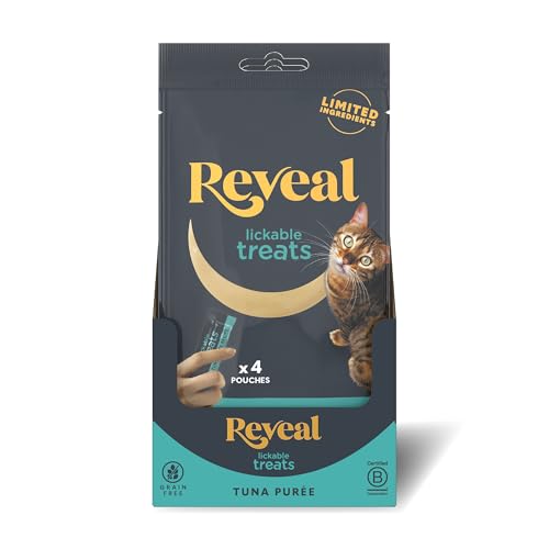 Gato disfrutando puré para gatos Reveal, textura cremosa de atún.