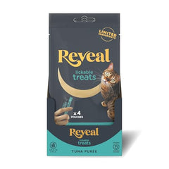 Gato disfrutando puré para gatos Reveal, textura cremosa de atún.