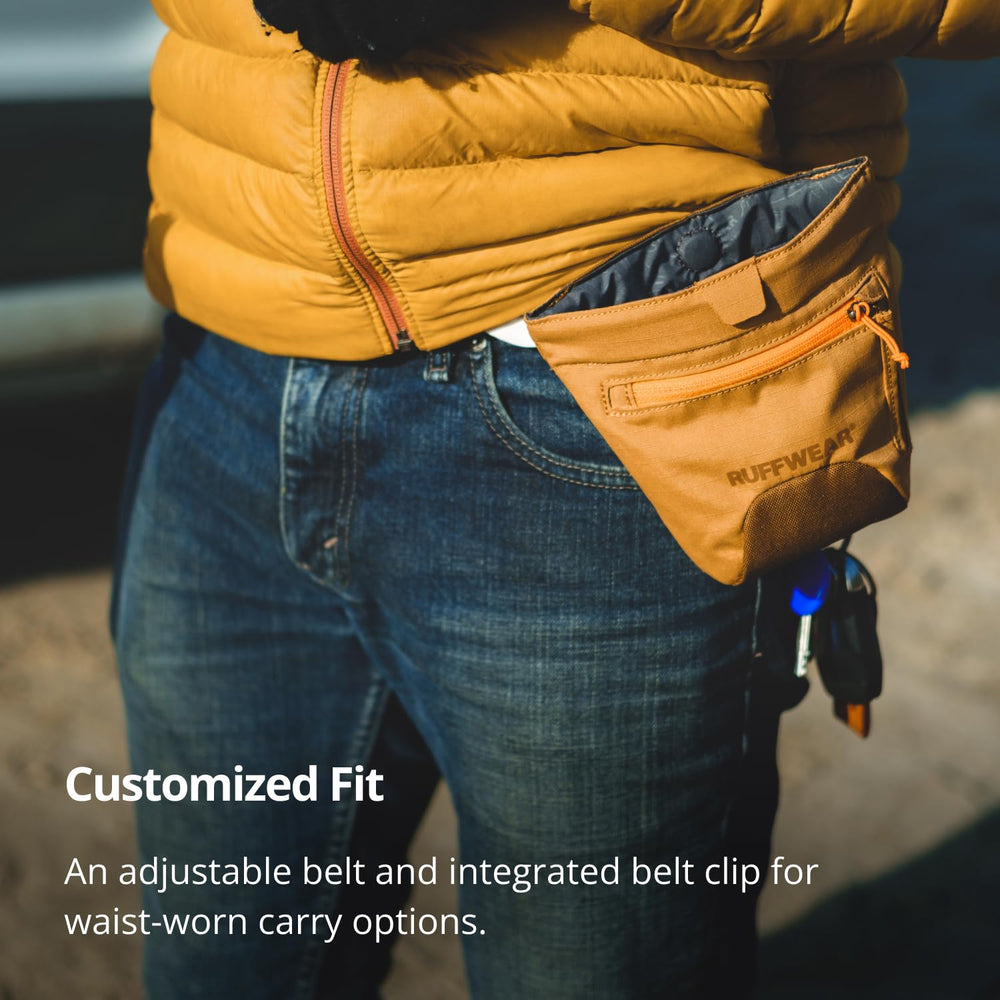 Ruffwear Treat Trader incluye cinturón ajustable para uso cómodo