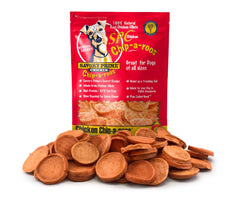Perro masticando Savory Prime Chicken Chip-A-Roos, snack sabroso para paseos y juego.
