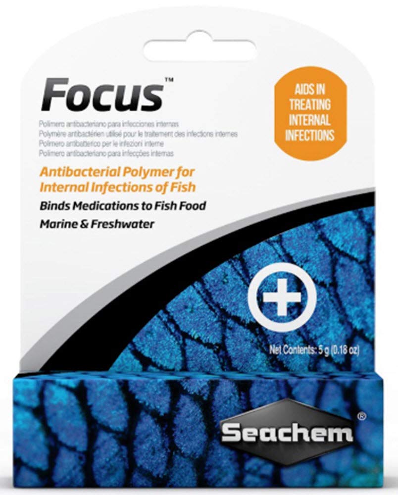 Seachem Focus, vertido de la botella para medicación en comida de peces.