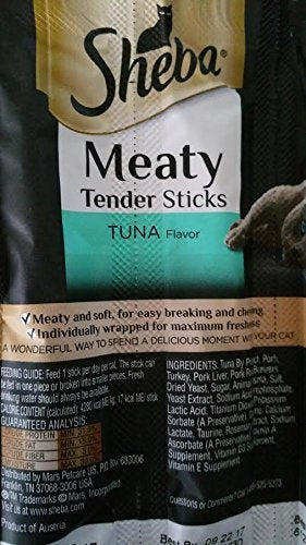 Gato disfruta recompensa con Sheba Meaty Tender Sticks sabor atún