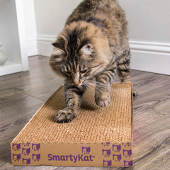 SmartyKat Super Scratcher doble ancho para arañazos largos y sostenidos.