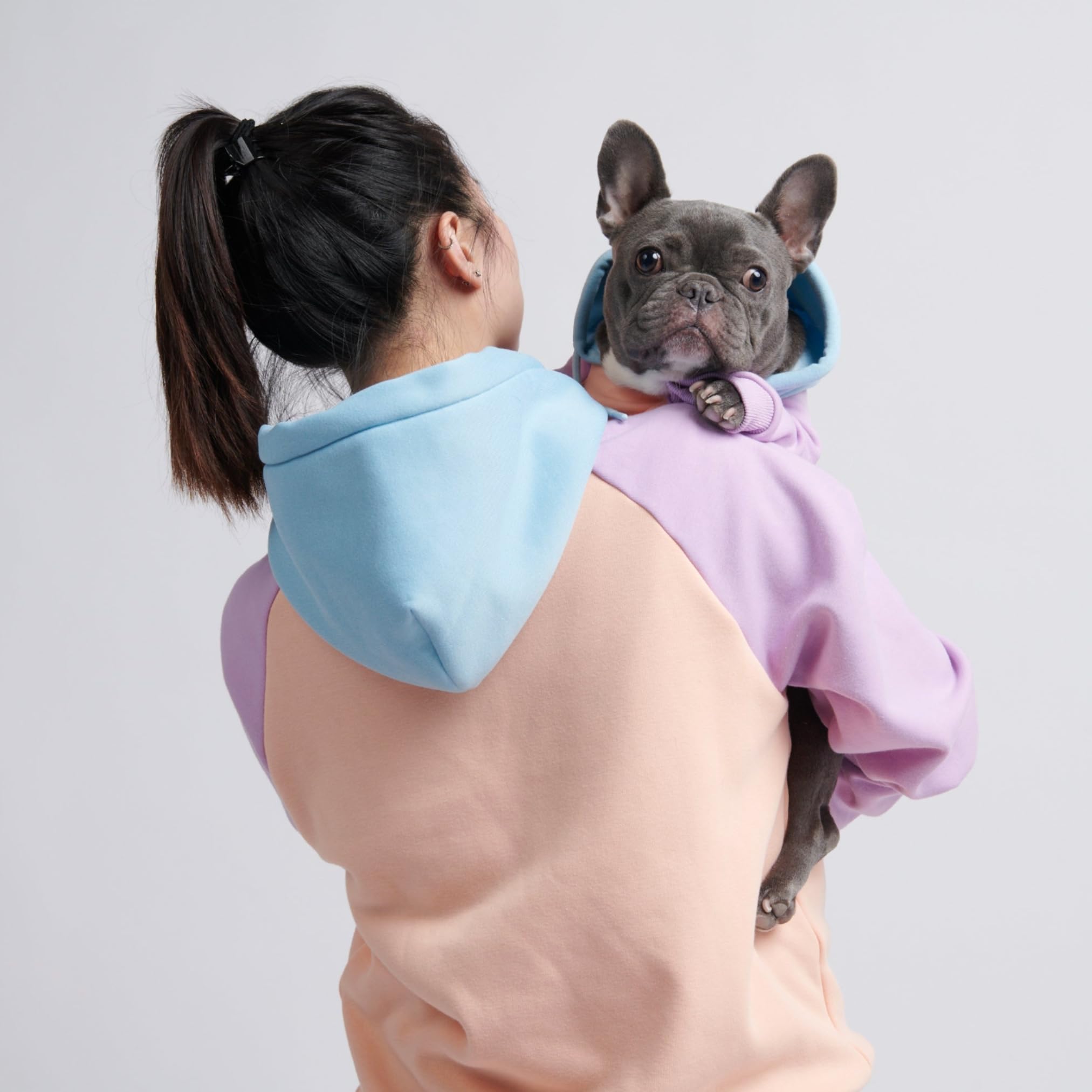 Ajuste cómodo para razas grandes y pequeñas en Spark Paws sudadera.