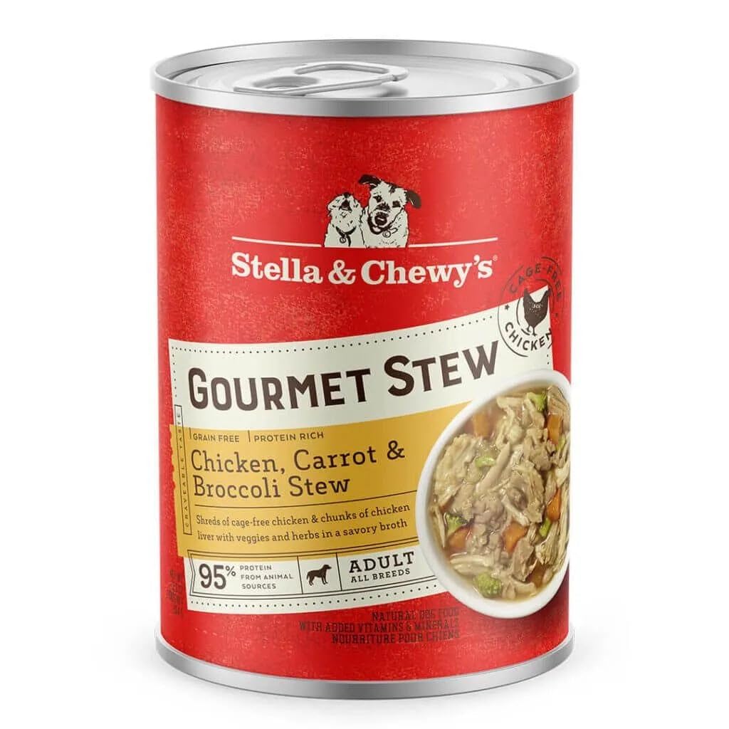 Stella & Chewy's guiso de pollo de corral en un plato, ideal para la comida diaria del perro