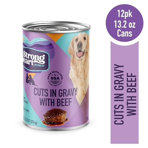 Strongheart perro disfruta ternera en salsa, trozos jugosos para una comida sabrosa.