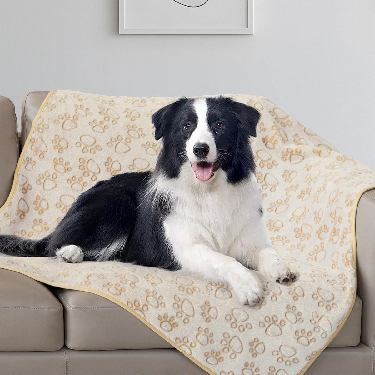 La manta Stuffed para perros con patitas beige, suave para descansar.