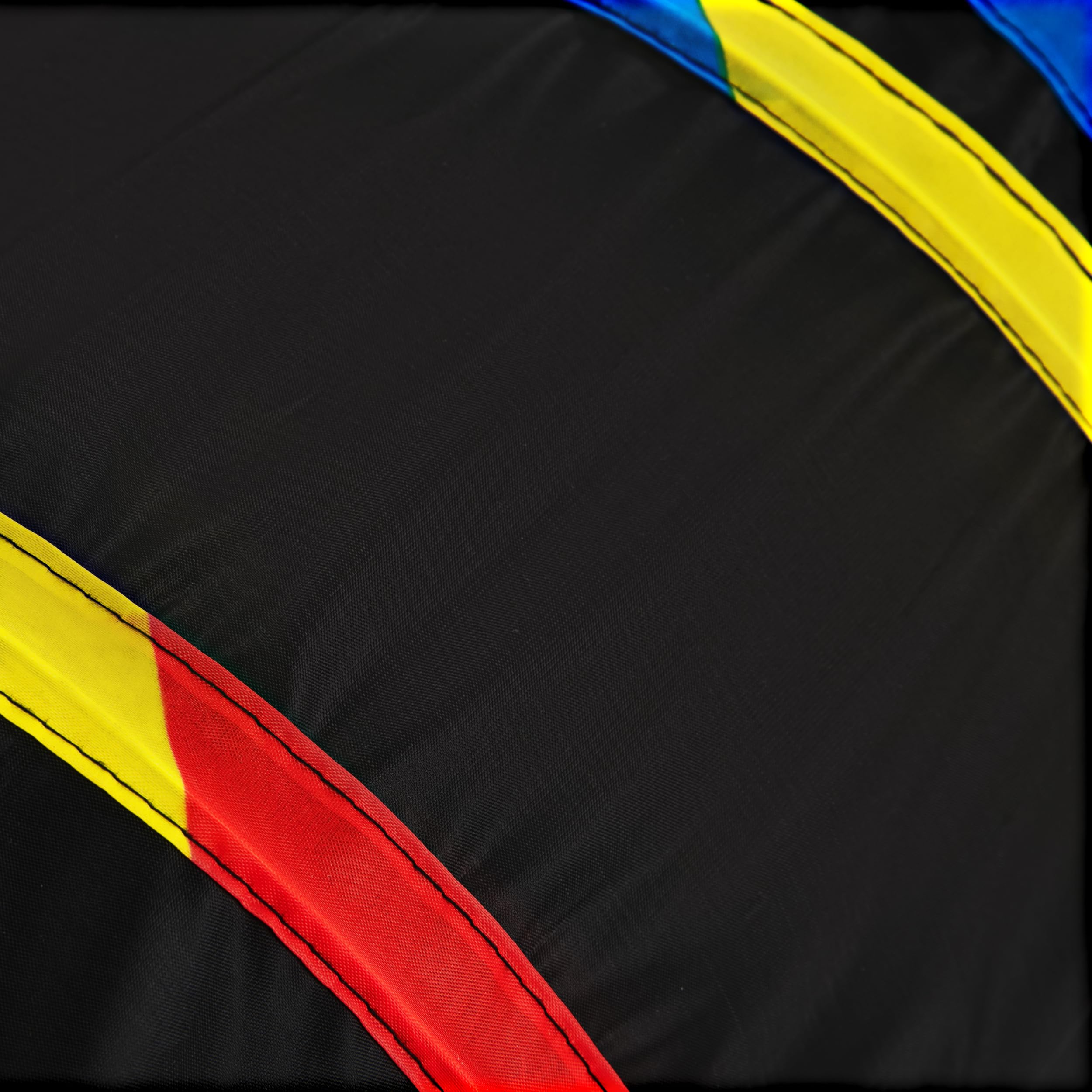 Tempcore túnel negro-arcoíris mejora áreas de juego de tu gato.