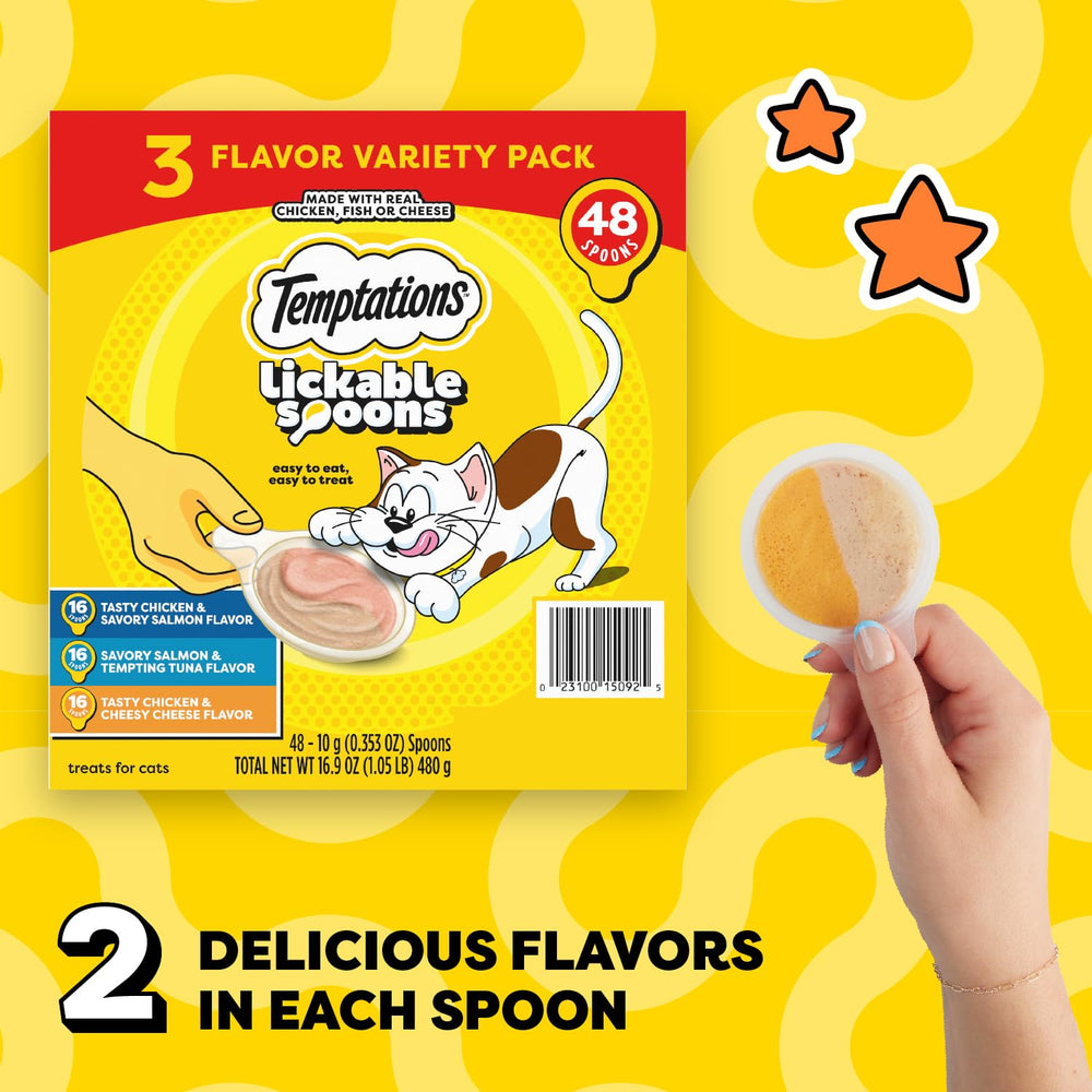 Gato acercándose al premio con la cuchara lickable de Temptations