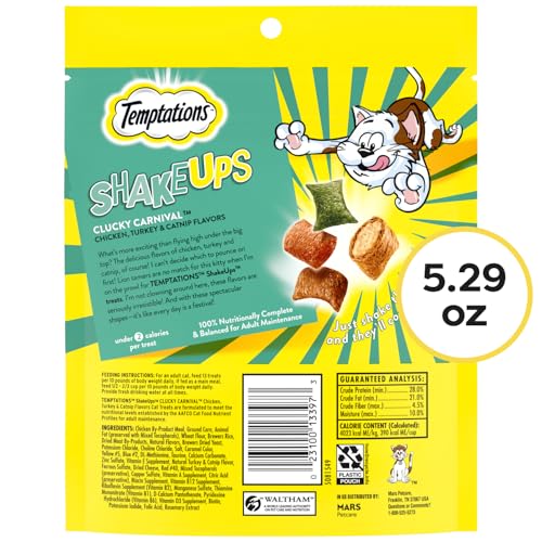 Gato se acerca a la bolsa Temptations ShakeUps Clucky Carnival para snack crujiente y suave.