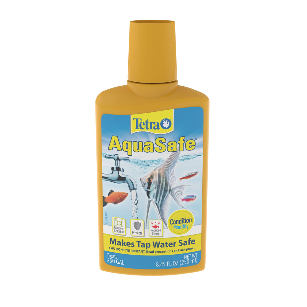 Tetra AquaSafe, vertido de la botella, acondiciona el agua para peces del acuario.