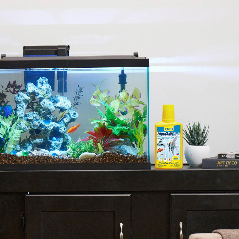 Tetra AquaSafe Plus vertido en agua, fácil aplicación en acuario
