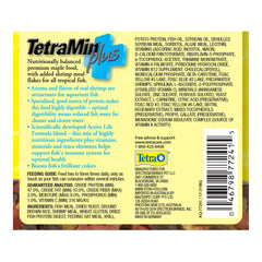 TetraMin Plus copos sobre acuario, realce de colores naturales de los peces.