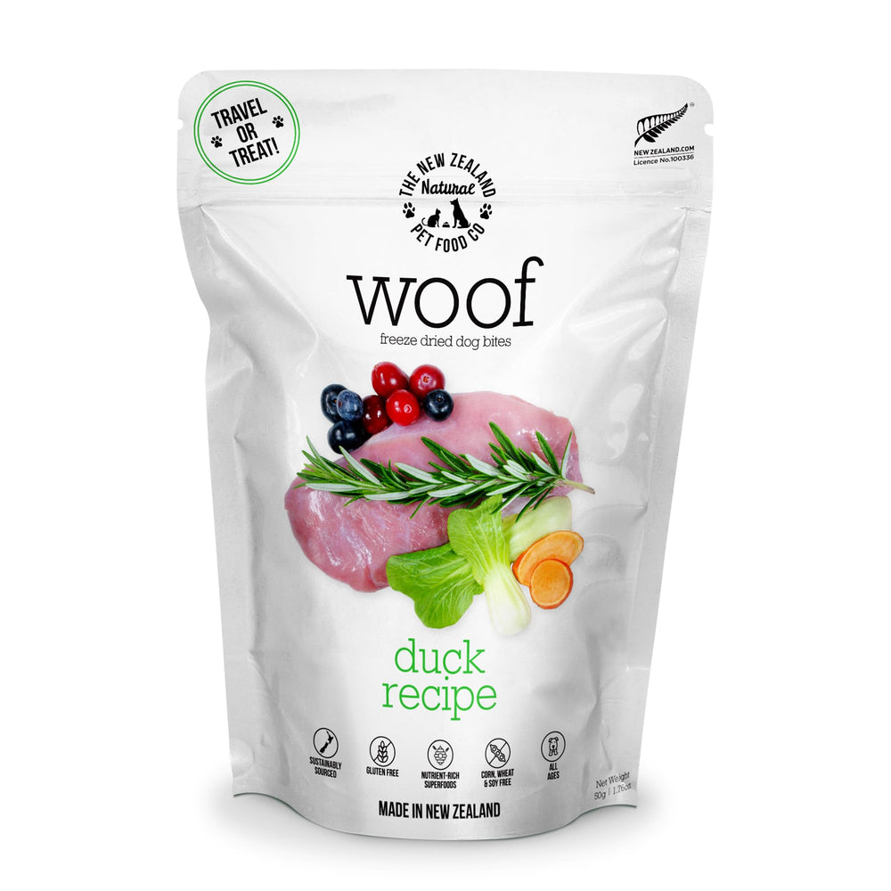 The New Zealand Natural Pet Food Co. Woof liofilizado pato, primer plano, sabor intenso.