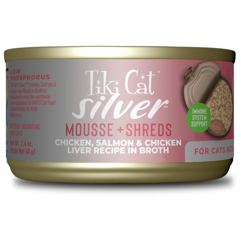 Tiki Cat Silver Comfort Mousse y Shreds con pollo y salmón, textura suave para gatos mayores.