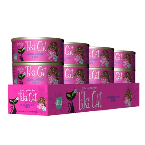 Tiki Cat Grill, latas apiladas frente, presentación atractiva para la comida.