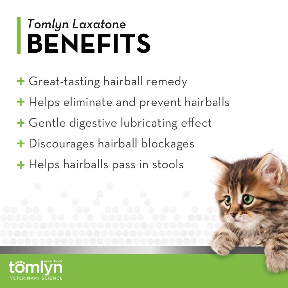 Tomlyn Laxatone Tuna Gel aplicado en la nariz del gato, facilita lamido.