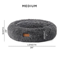 Town & Country Luxe CuddleTown cama donut gris oscura en sala cálida.