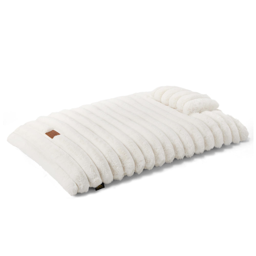 Town & Country Luxe CuddleTown: superficie de piel sintética ultra suave para descanso reconfortante.