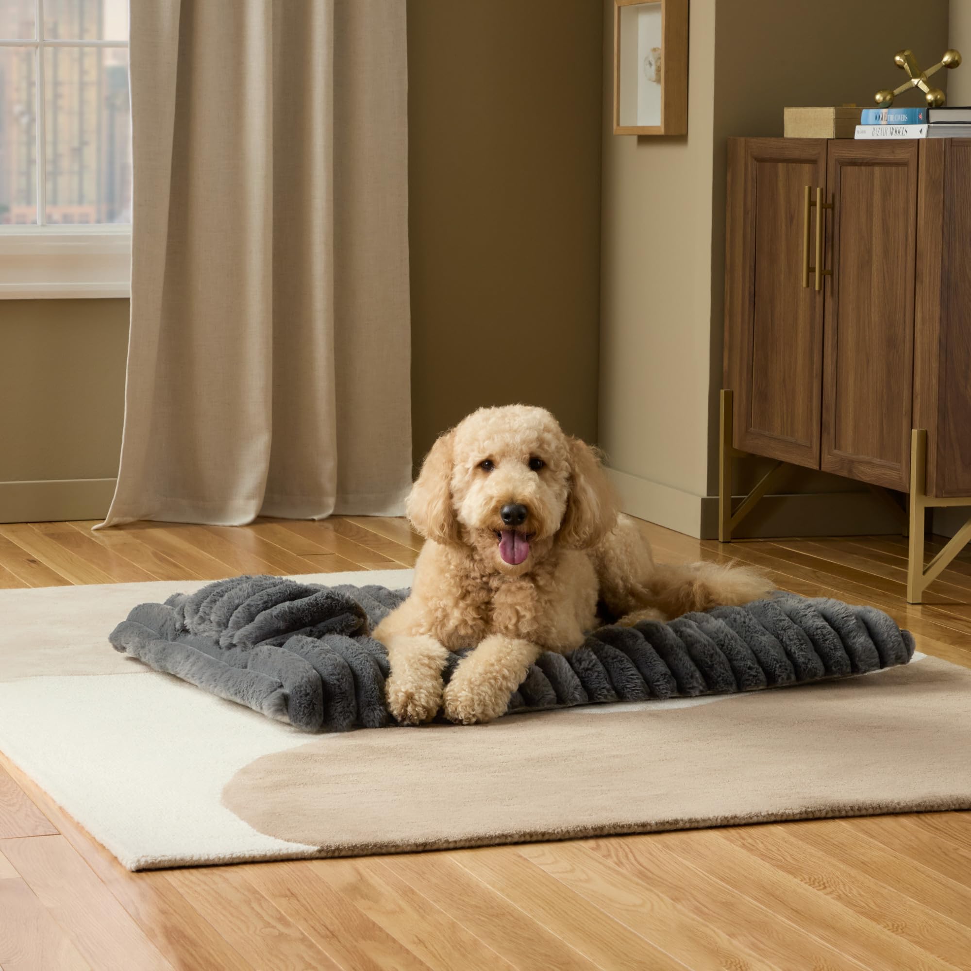 Town & Country Luxe CuddleTown: textura acanalada suave que acuna y tranquiliza a la mascota.