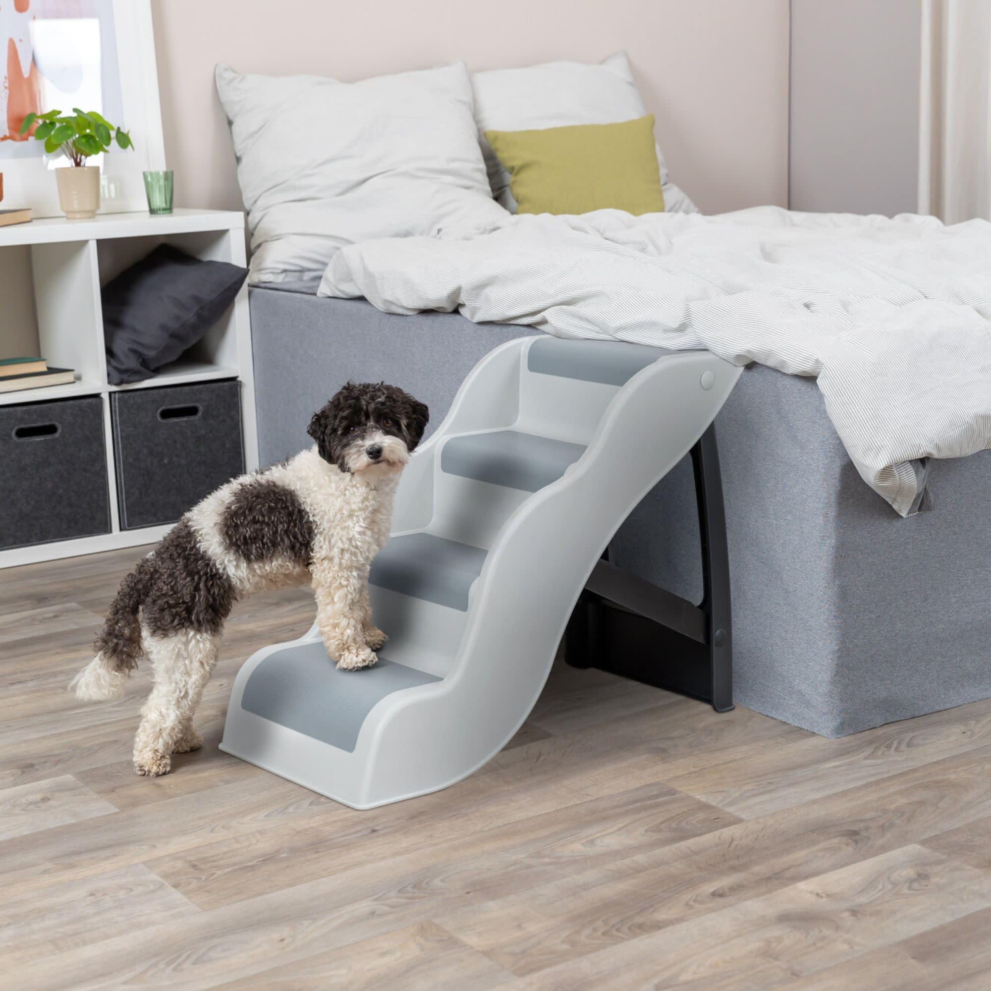 Escaleras TRIXIE para cama o sofá, ofrece soporte estable para subir.
