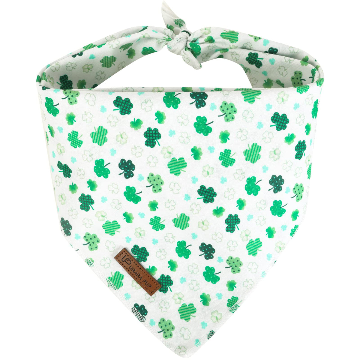 Pañuelo triangular UP URARA PUP en perro pequeño con trébol verde para San Patricio.