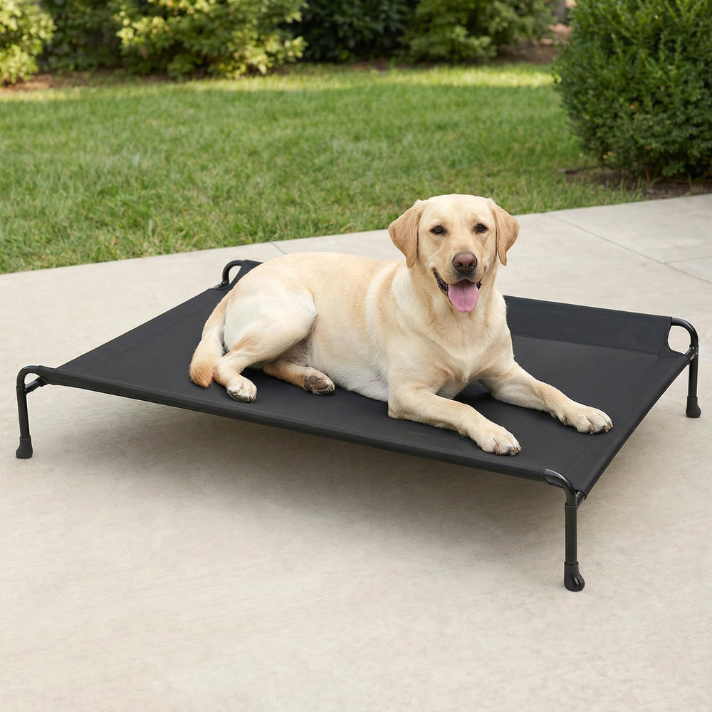 Cama para perros exteriores Veehoo con barandilla doble ofrece seguridad al dormir.