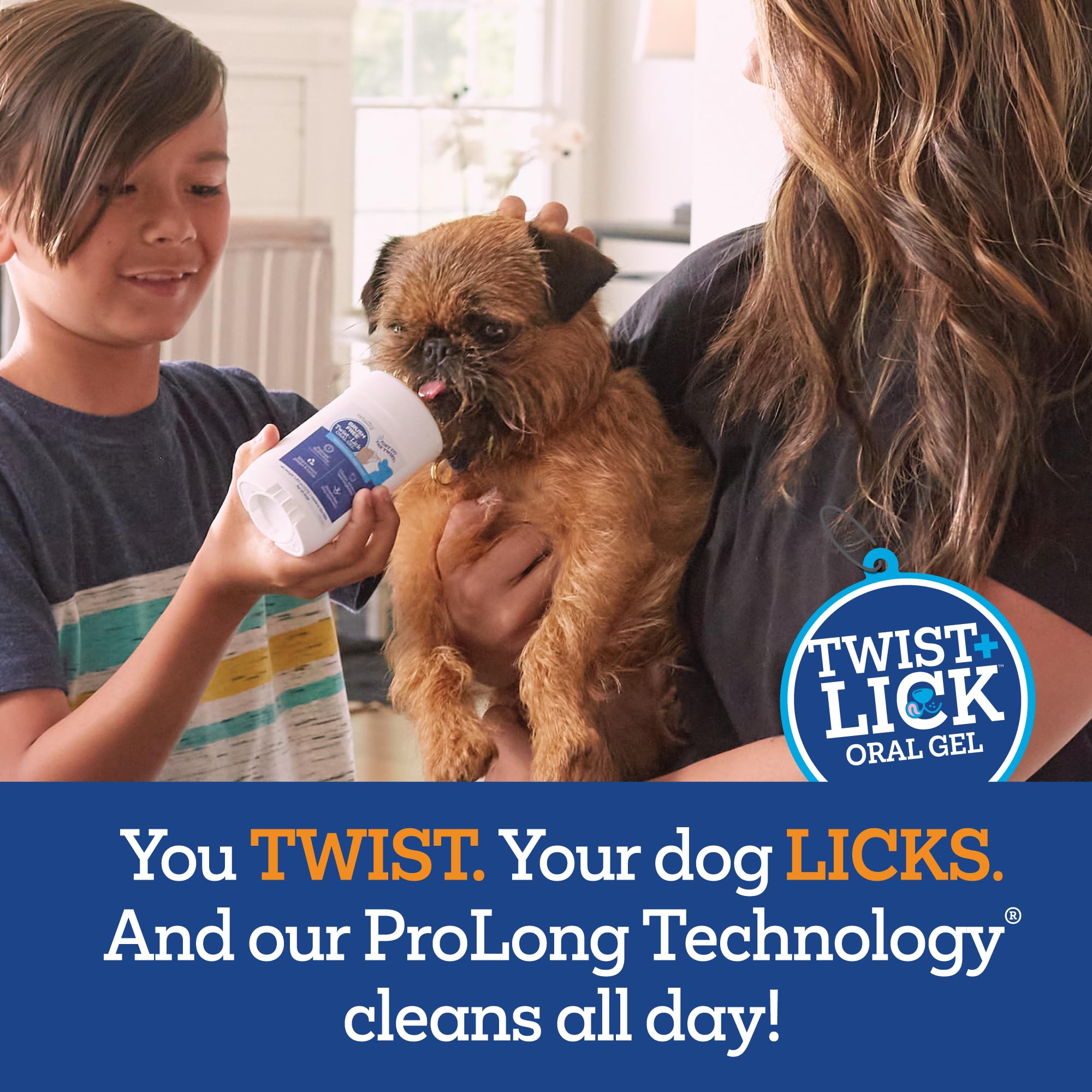 Perro recibiendo la aplicación de Vetality Twist-Lick gel en la boca.