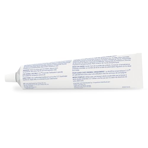 Perro cepillándose los dientes con Virbac C.E.T., uso diario seguro.