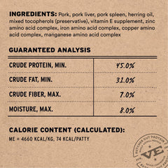 Vital Essentials patty de cerdo liofilizado, ideal como topping sabroso sobre croquetas