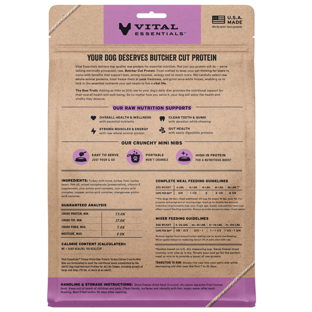 Vital Essentials trocitos crujientes de pavo en plato como comida completa