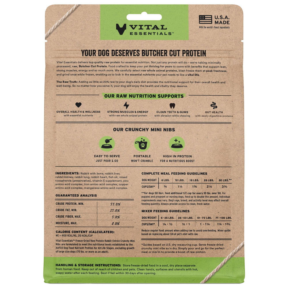 Vital Essentials trocitos crujientes de conejo en plato, complemento proteico para la comida.