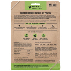 Vital Essentials trocitos crujientes de conejo en plato, complemento proteico para la comida.