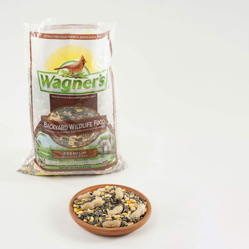 Wagner's Backyard Wildlife Food ayuda a mantener ardillas y otros animales pequeños alejados de comederos de aves.