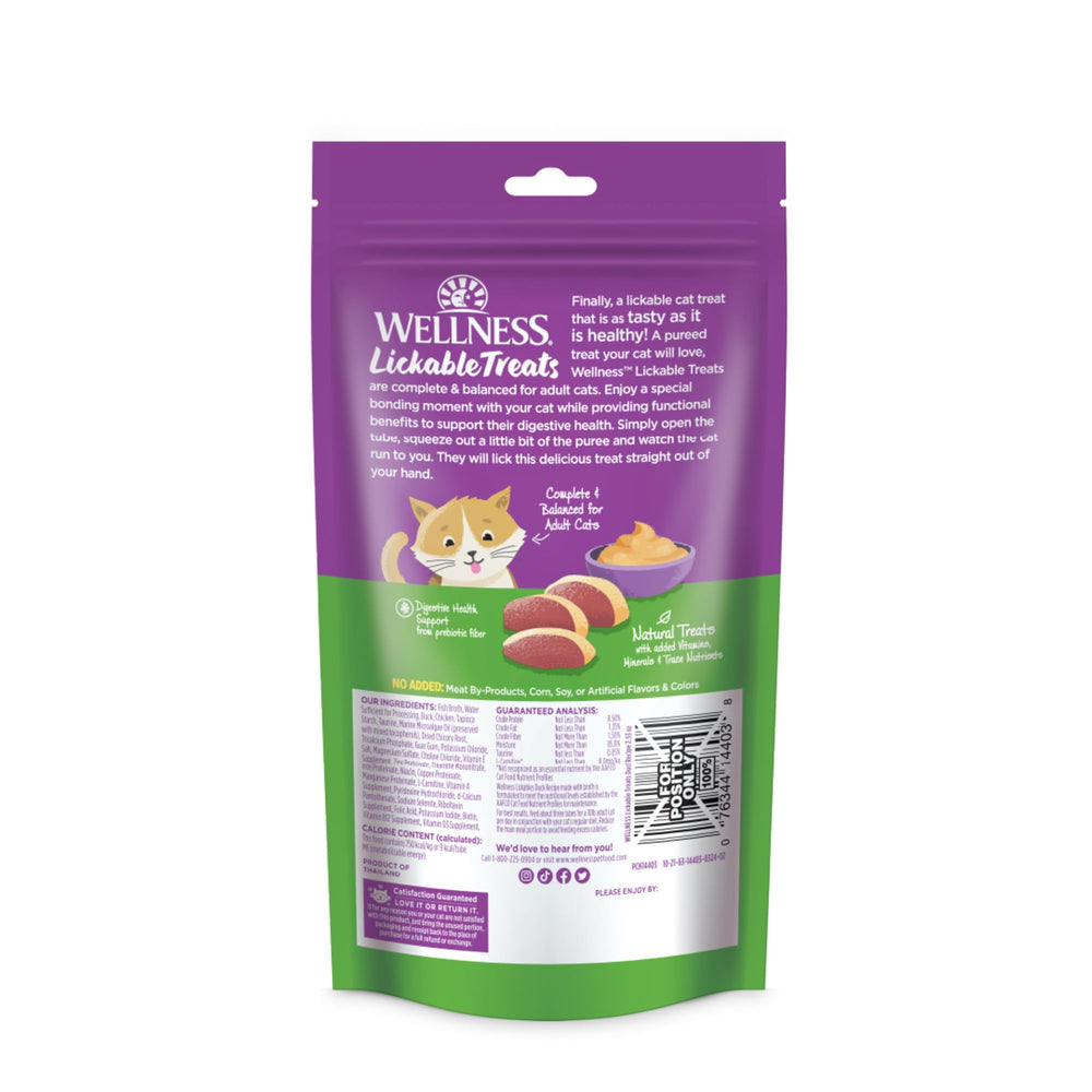 Wellness pato puré en mano para gato feliz