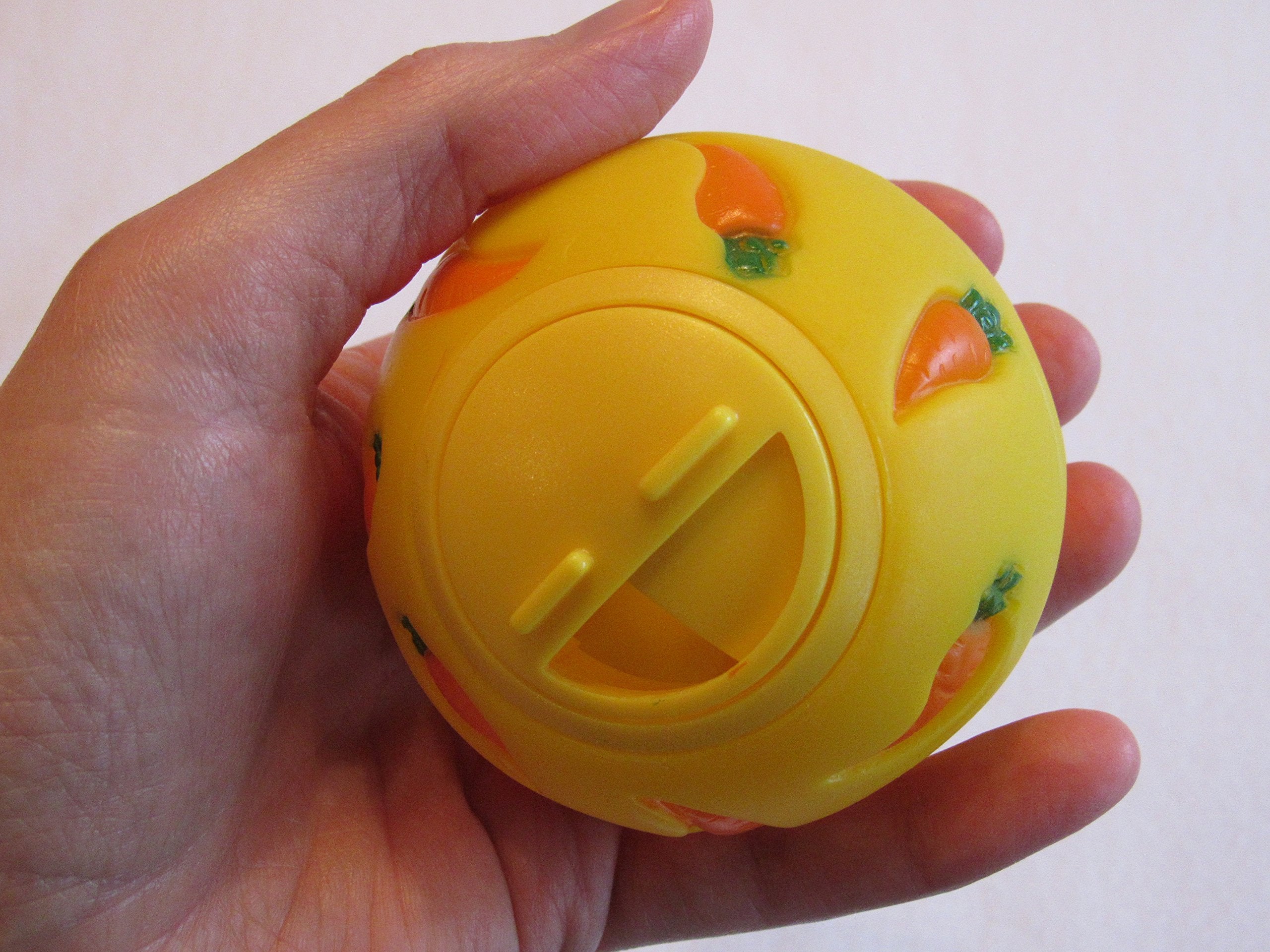 Wheeky bola amarilla con diseño de zanahorias, atractiva para el juego.