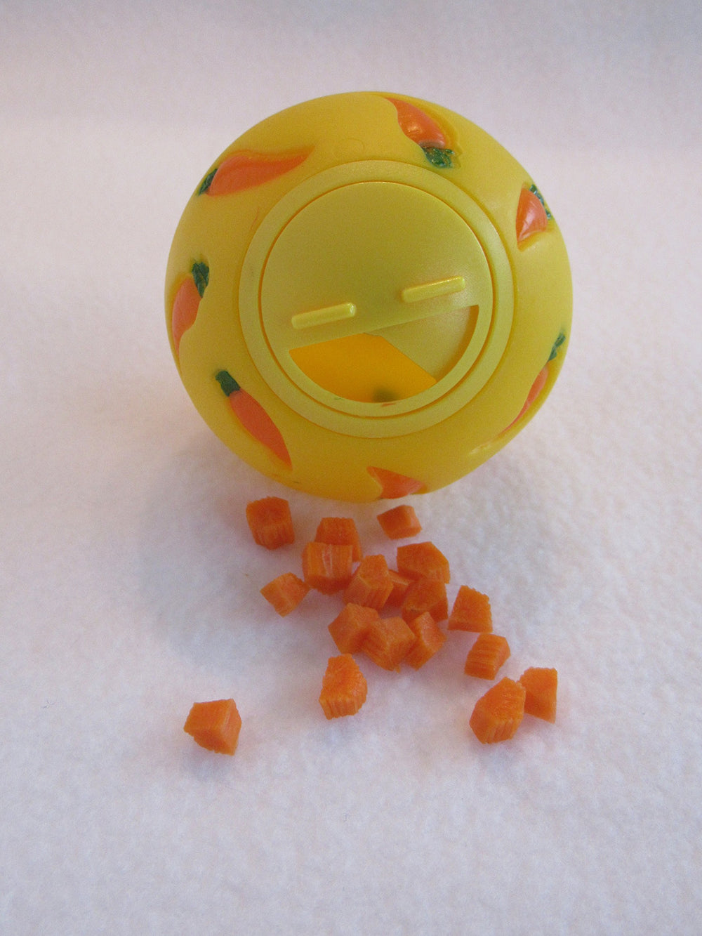 Wheeky juego en jaula y piso, mantiene a mascotas pequeñas activas.