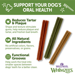 Perro masticando Whimzees Wellness Stix, promoviendo una limpieza suave de dientes.
