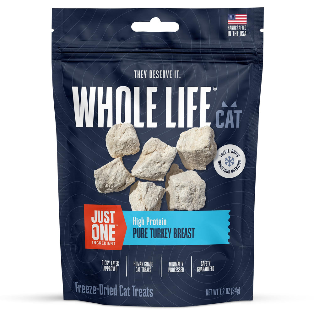 Gato disfrutando del snack deshidratado de pavo Whole Life, sabor puro y proteína alta.
