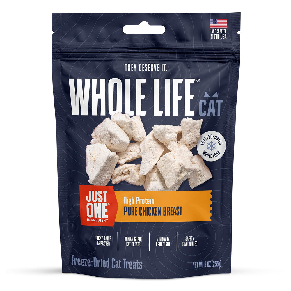 Gato disfrutando trozos de pollo liofilizados de Whole Life Cat Just One, snack crujiente.