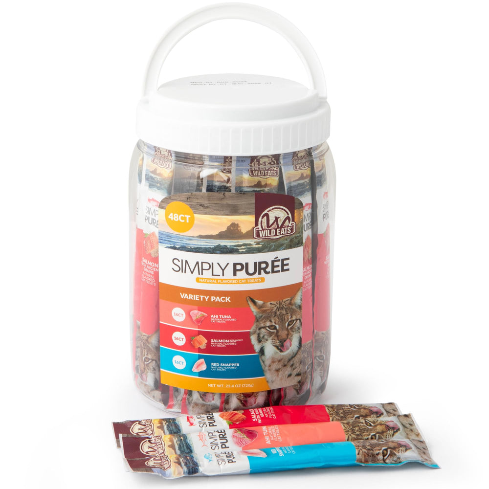 Wild Eats Simply Puree gato disfrutando de un snack nutritivo en casa.