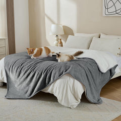 Manta Yaning gris con sherpa cálido para perros y gatos.
